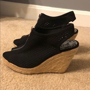 Brash black wedges